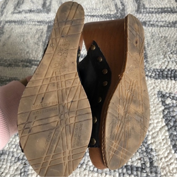 Black Leather Wedge. It has visible worn out spots as seen in the photos. - Picture 5 of 5